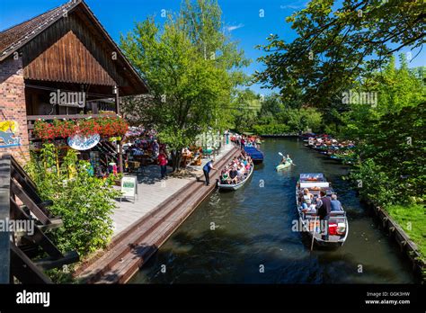 Bootstour Auf Einem Fluss Im Spreewald Fotos Und Bildmaterial In