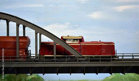 Modelleisenbahn Auf Einer Bogenbr Cke Modellbahn Lokomotive Br Cke