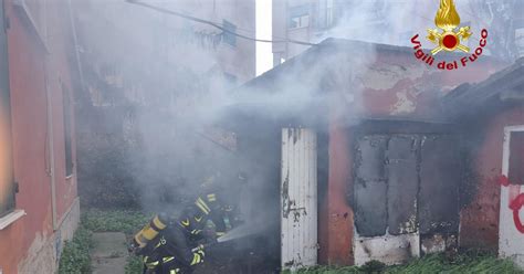 Incendio In Una Baracca Usata Come Dormitorio Vigili Del Fuoco Al Lavoro