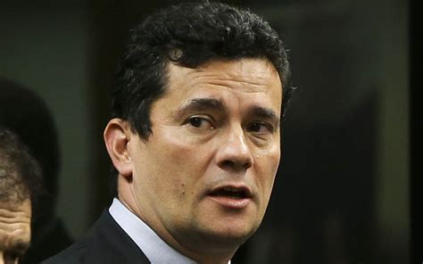 Sérgio Moro determina prisão do ex presidente Lula Jornal Folha