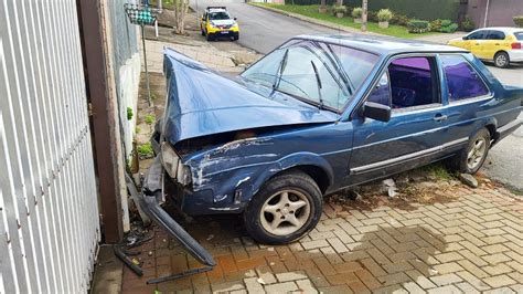 Idoso perde controle de veículo bate em muro e vai parar no hospital