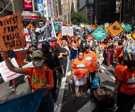 Las protestas climáticas en Nueva York atraen a miles antes de la