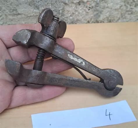 ANCIEN OUTIL ÉTAU à mains de serrage en acier EUR 6 00 PicClick FR