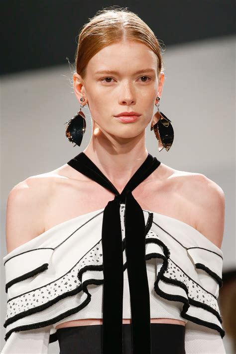 Les boucles d oreilles plumes du défilé Proenza Schouler printemps été