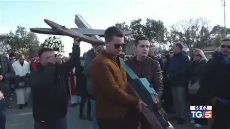 La Via Crucis Di Cutro Fermate Gli Scafisti TG5 Video Mediaset