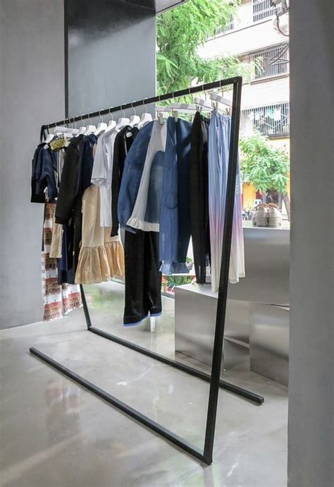 Купити рейл для магазинів одягу | Clothing store interior, Clothing ...