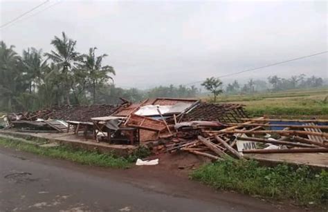 Angin Puting Beliung Terjang Boyolali Puluhan Rumah Dan Warung Ambruk