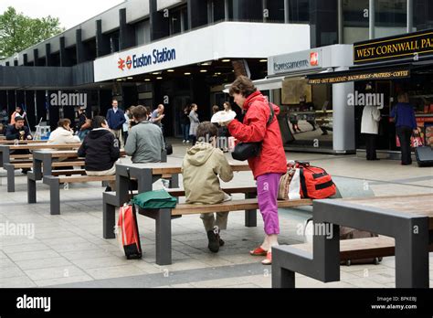 Seating and eating area outside Euston Station Stock Photo - Alamy