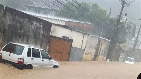 Chuva forte causa alagamentos e força acionamento de sirenes na Região