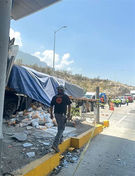 Tráiler con material de construcción se queda sin frenos e impacta