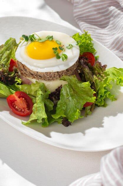 Sándwich de croque señora con jamón de queso y huevo en un plato sobre