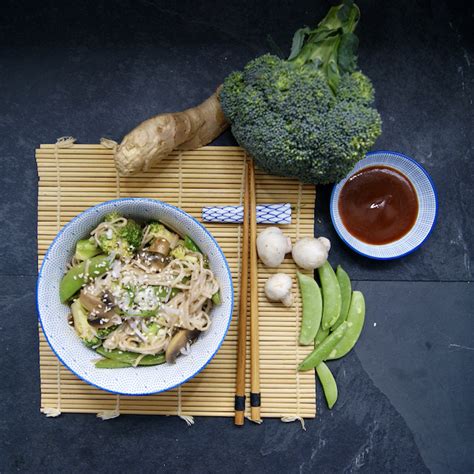 Nouilles Soba Au Brocoli Champignons Pois Mange Tout Et Sauce