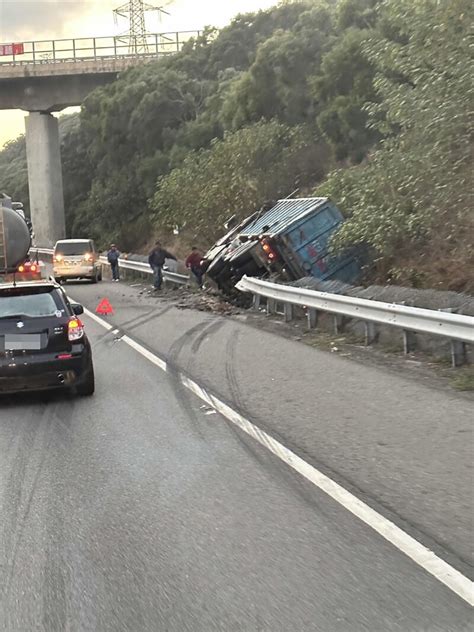 國3大甲段車禍聯結車衝出護欄橫倒邊坡 駕駛輕傷 社會 中央社 Cna