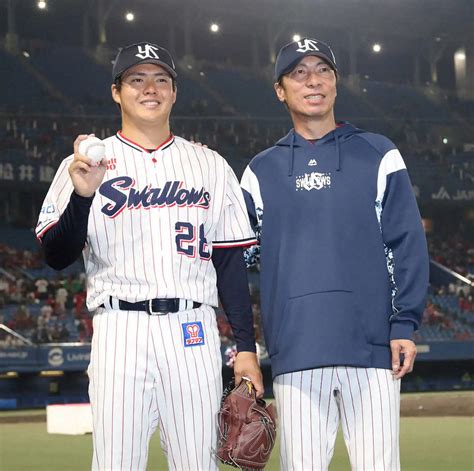 ヤ広プロ初勝利をあげた松本健はウイニングボールを手に高津監督右の祝福を受ける 撮影奥 調 スポニチ Sponichi