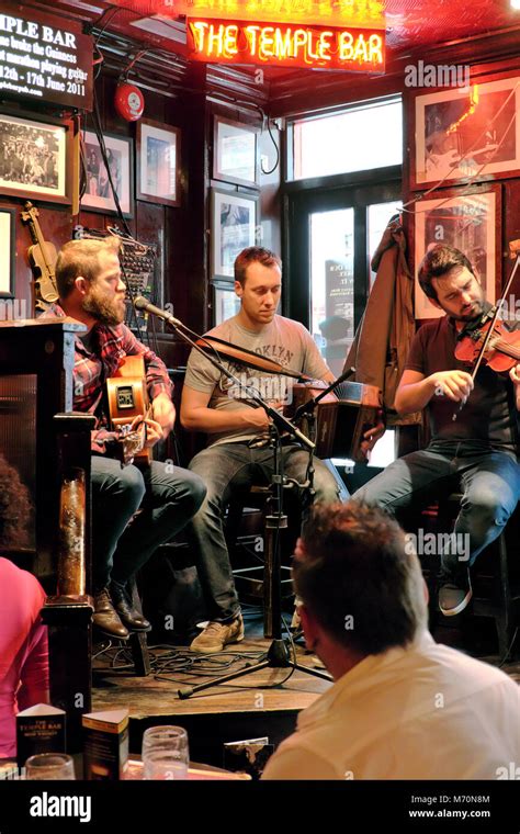 Traditional Irish music session, The Temple Bar pub, Temple Bar, Dublin ...