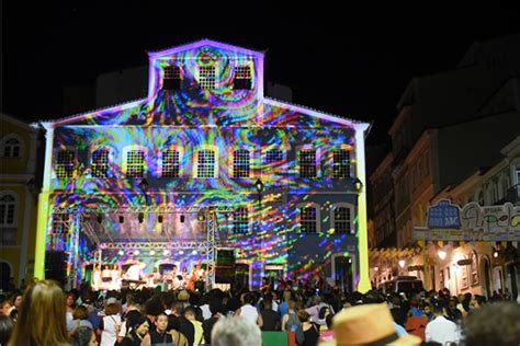 Flipel Re Ne P Blico Diverso E Vivaz No Largo Do Pelourinho