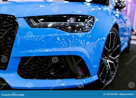 Vue De Face Dune Voiture De Sport Bleue De Luxe Moderne Bleue Audi Rs