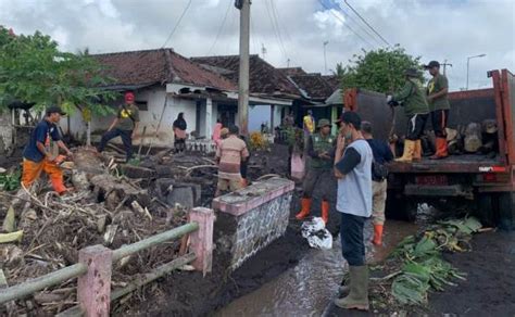 Aparatur Relawan Dan Masyarakat Bersihkan Material Sisa Banjir Di