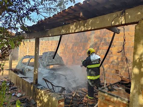 Motorista fica ferido após carro pegar fogo no momento em saia da