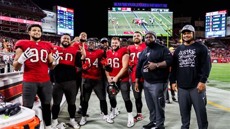 Tampa Bay Buccaneers Face Key Decisions On Defensive Line For 2024