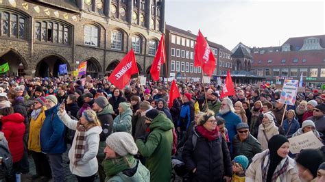 Sylt und Lübeck Tausende Menschen demonstrieren gegen rechts NDR de