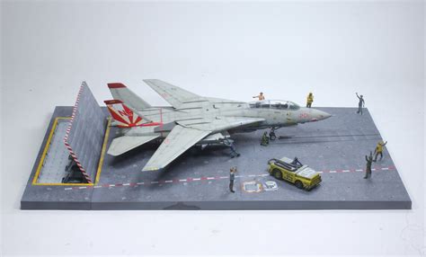 Built Model 1 72 Modern US Aircraft Carrier Deck Diorama W F 14A