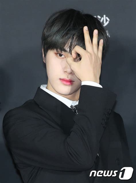 Thảm đỏ hot nhất hôm nay MAMAMOO đè bẹp Red Velvet nhờ hở đến nhức mắt Wanna One và NCT điển