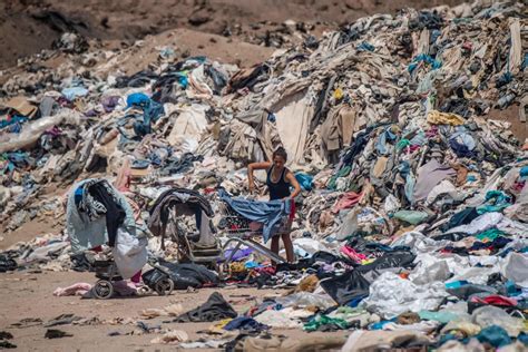 Monta As De Ropa Usada En Desuso El Desierto De Atacama Como Basural