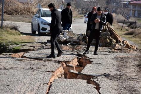 Depremde otoyol ve kara yollarında derin yarıklar çökmeler oluştu