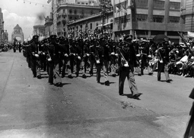 Cadetes De Escuela Militar Desfilan En La Avenida Ju Rez Mediateca Inah