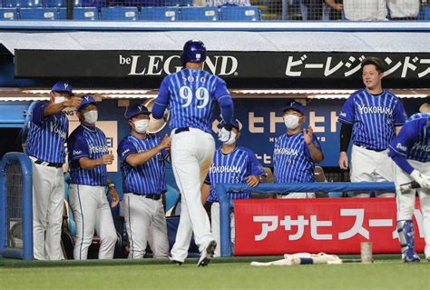 ＜ヤ・d＞4回、嶺井の勝ち越し適時二塁打で生還したソトを出迎える三浦監督（左から2人目）らdenaベンチ（撮影・村上 大輔） ― スポニチ