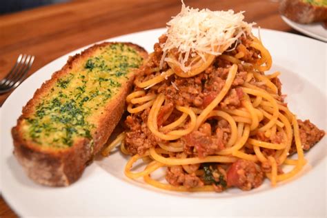 Spaghetti Plate With Pieces Garlic Bread From Zippy S Nurtrition