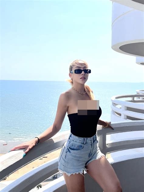 Ngượng đỏ mặt hot girl mặc sơ mi buông lơi không nội y