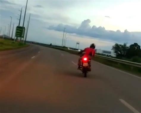 Motociclista supostamente embrigado é flagrado fazendo manobras