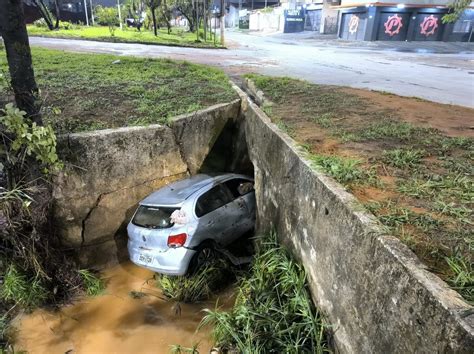 Idosa tem carro arrastado por enxurrada e cai dentro de córrego em Sete