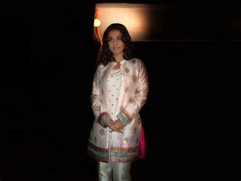 Socialclouds Vidya Balan Hot Navel Show In