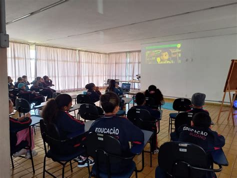 Alunos De Escola Do Bairro Fazenda Aya Visitam Esta O De Tratamento De