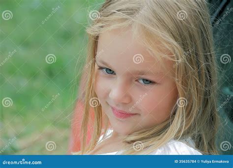 Portrait De Fille Avec Des Yeux Bleus Photo Stock Image Du