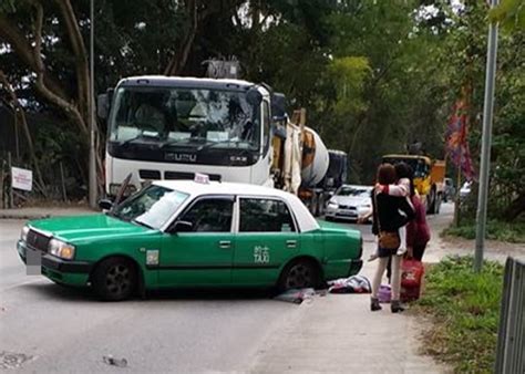 沙頭角吊臂車攔腰撞綠的 3人傷包括6歲女童｜即時新聞｜港澳｜oncc東網