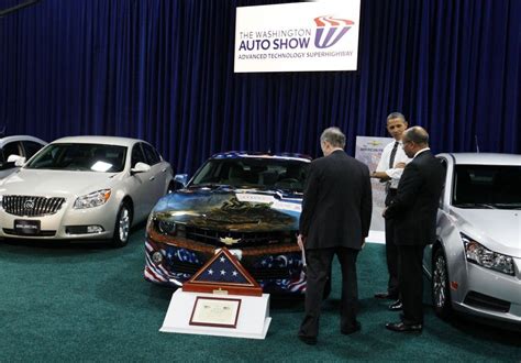 Barack Obama Looking at Cars [PHOTOS] | IBTimes