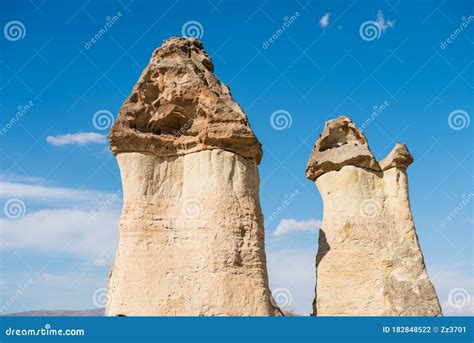 Chimeneas De Hadas En El Valle De Pasabag O Monjes Con Pilares De