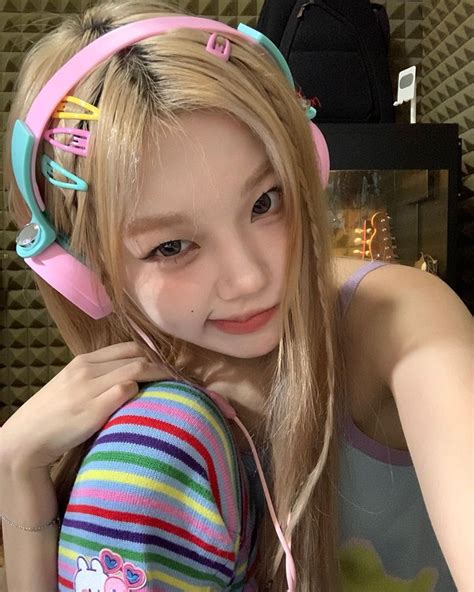杨日白喜欢扯皮 Kooooya On Instagram 仿妆了一下 Girl Icons Korean Girl Kpop Girls