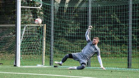 Marcel de Lauw schießt TV Voerde II zum Kantersieg im Derby