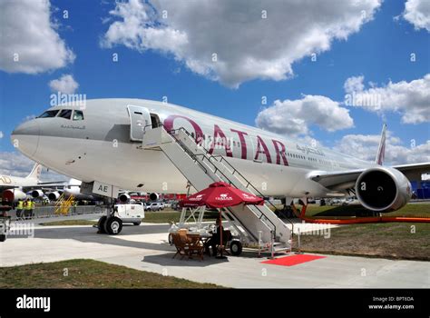 Qatar Airways Boeing 777 Stock Photo - Alamy