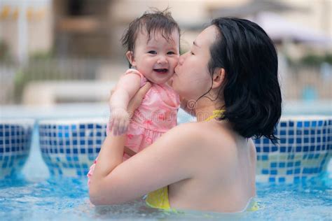 Mulher Asiática Feliz E Bonita Segurando Sua Filhinha Linda Mãe Coreana