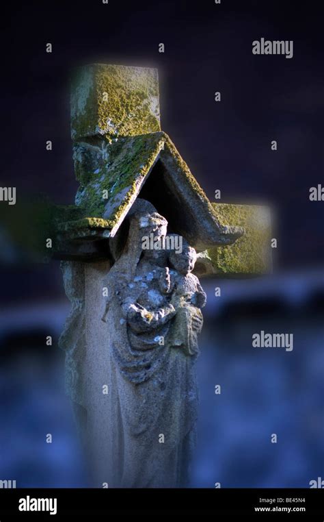 statue of mary with baby jesus Stock Photo - Alamy