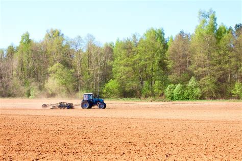 Tractor De Arado Durante El Cultivo La Agricultura Trabaja En El Campo