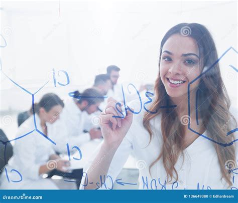 El Ayudante Femenino Sonriente Hace Una Entrada En El Tablero Foto De