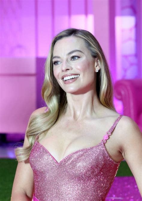 Paula Echevarr A Y Margot Robbie Apuestan Por La Manicura Francesa