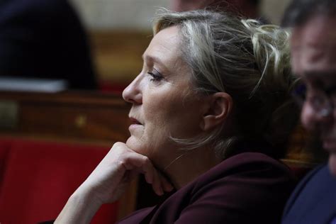 Francia Marine Le Pen Anuncia Su Candidatura A Las Presidenciales De